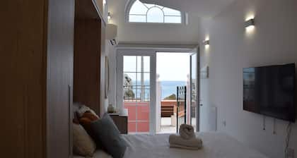 Charming studio by the beach in gorgeous Gibraltar with WiFi, AC and SUN
