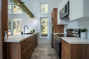 Fridge, microwave, oven, stovetop - Spa & Riverside Retreat - Le Ptit Duc (Saint-Côme)