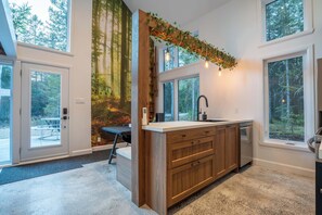 Een koelkast, een magnetron, een oven, een kookplaat