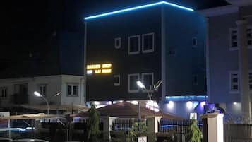 Overnatningsstedets facade – aften/nat