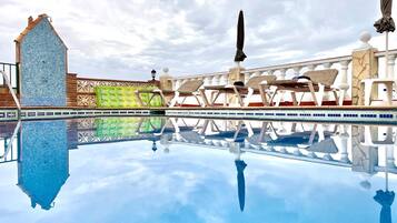 Casa | Piscina | Una piscina cubierta, una piscina al aire libre