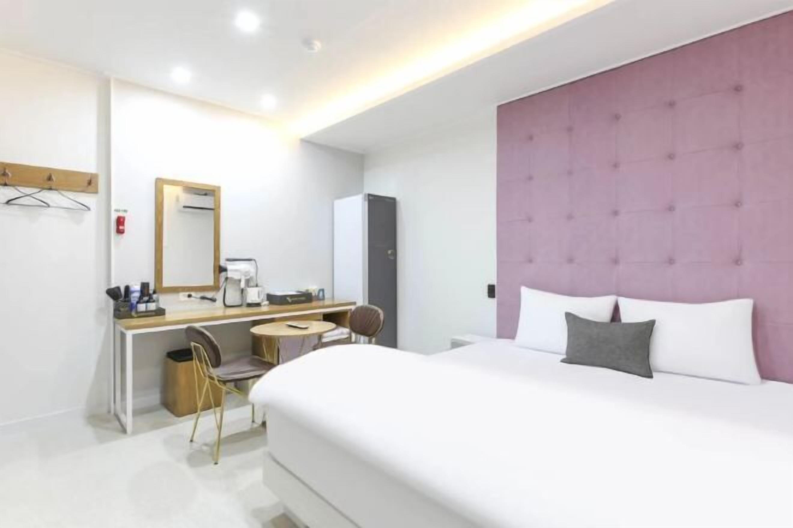 Laptop workspace, free WiFi, bed sheets