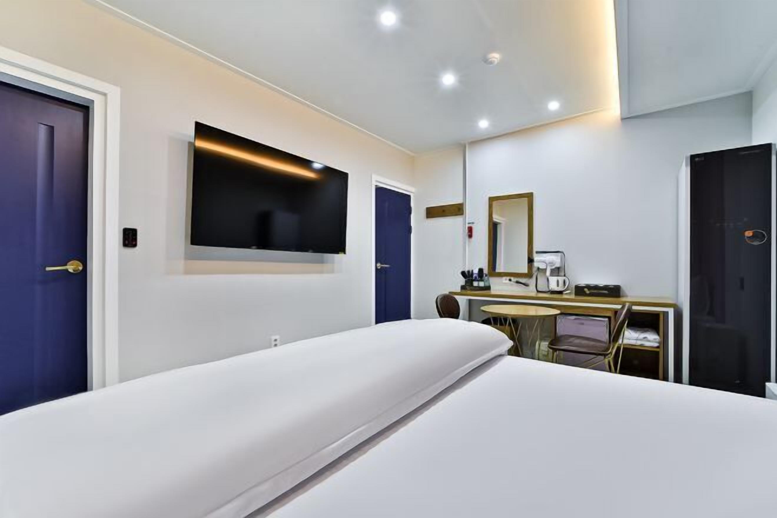 Laptop workspace, free WiFi, bed sheets