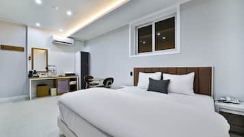 Deluxe Double Room | Laptop workspace, free WiFi, bed sheets