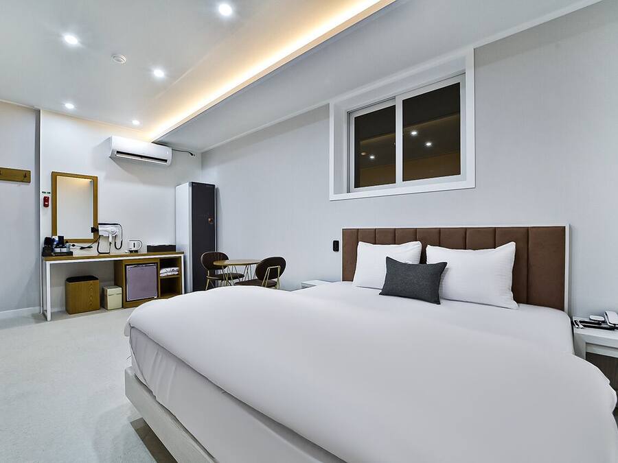 Laptop workspace, free WiFi, bed sheets