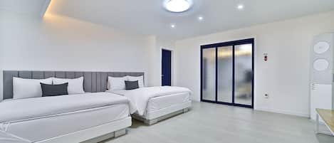 Quarto família | Espaço de trabalho para notebook, Wi-Fi de cortesia, roupa de cama