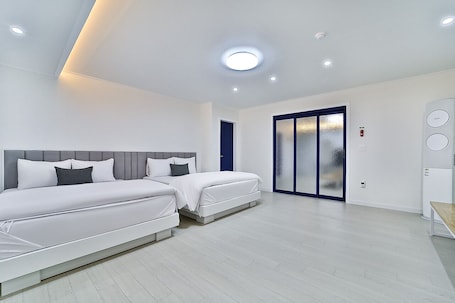 Espacio para trabajar con laptop, wifi gratis y ropa de cama
