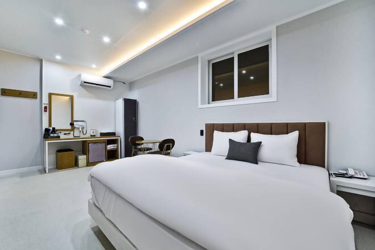 Espaço de trabalho para notebook, Wi-Fi de cortesia, roupa de cama