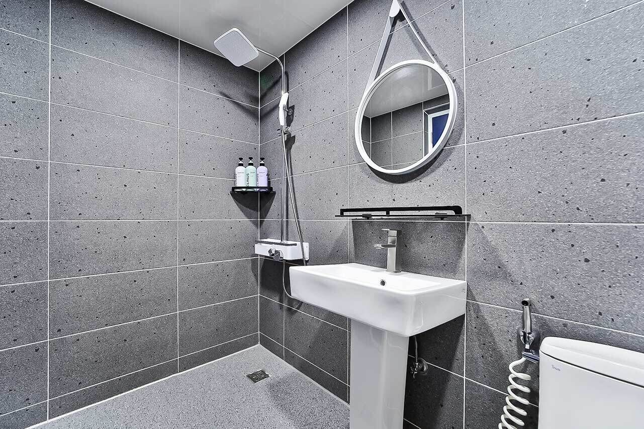 Deluxe tweepersoonskamer | Badkamer | Een haardroger, pantoffels, handdoeken, zeep