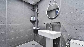 Deluxe tweepersoonskamer | Badkamer | Een haardroger, pantoffels, handdoeken, zeep