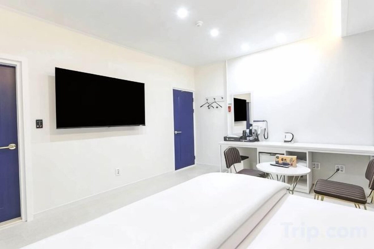 Laptop workspace, WiFi (free), bed sheets