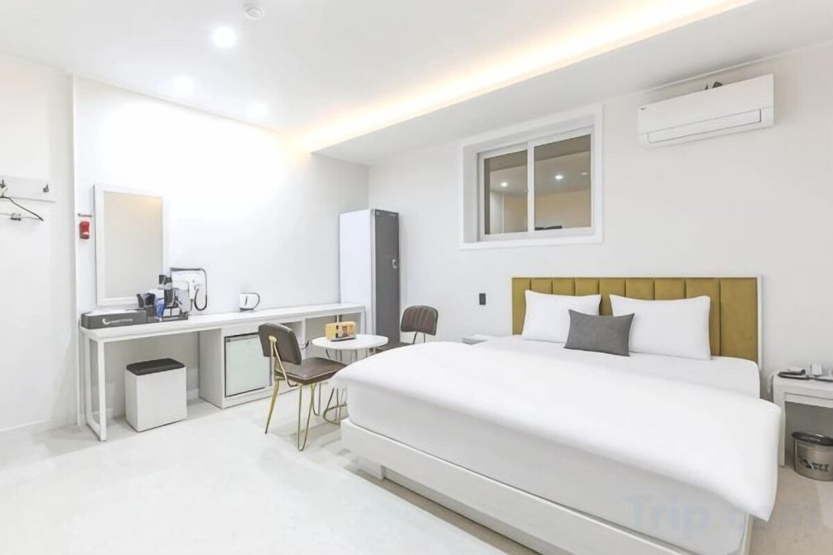 Laptop workspace, free WiFi, bed sheets