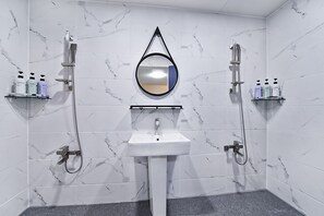 Family Room | Bathroom - Gimcheon Sweet Hotel (Gimcheon)