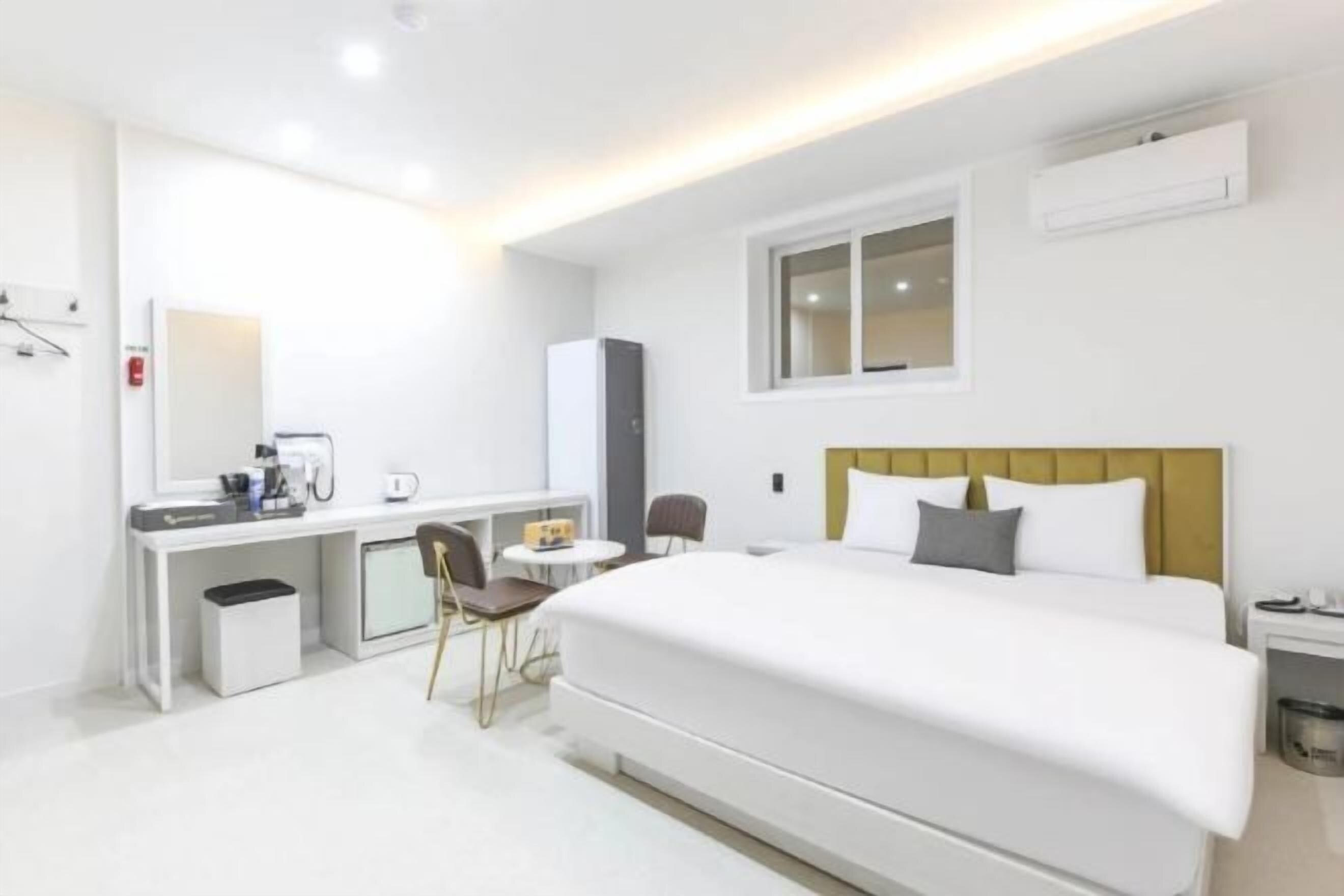 Laptop workspace, free WiFi, bed sheets