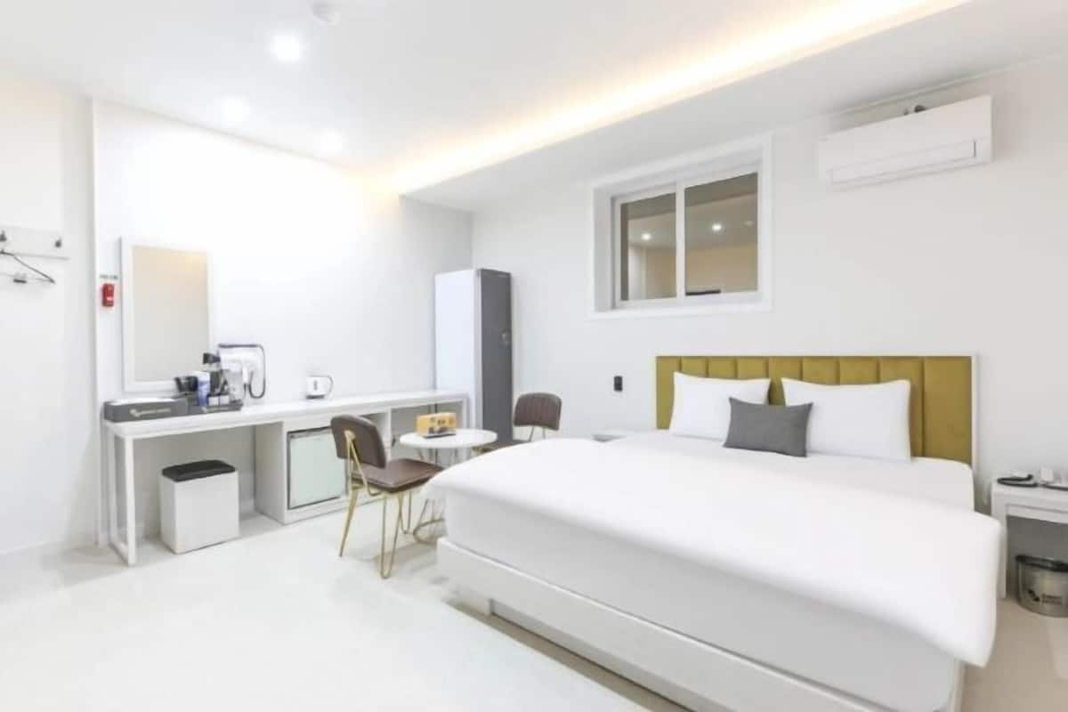 Laptop workspace, free WiFi, bed sheets