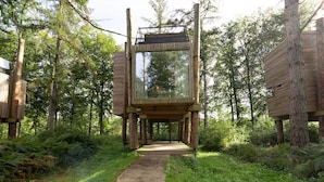 Deluxe House, 2 Bedrooms | Exterior - Lakeside Luxury Mansion (Antoing)