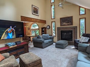 智能电视、壁炉、书