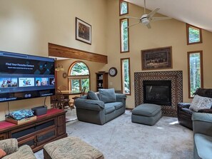 智能电视、壁炉、书