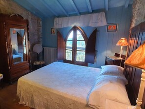 Cottage | 3 bedrooms, individually furnished, bed sheets - Stone House in Chiatri With Lake Views (Lucca)