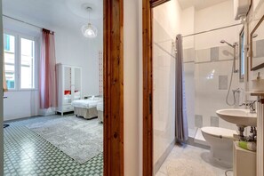 A modern bathroom with a shower, toilet, and sink. - Faenza 64 in Firenze (Florence)