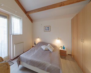 House | 4 bedrooms, individually furnished, bed sheets - Spacious Holiday Home With Sauna Near Beach (Wemeldinge)