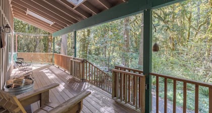 3rd night FREE stay before 10/19!! Hot-tub secluded,cabin feel