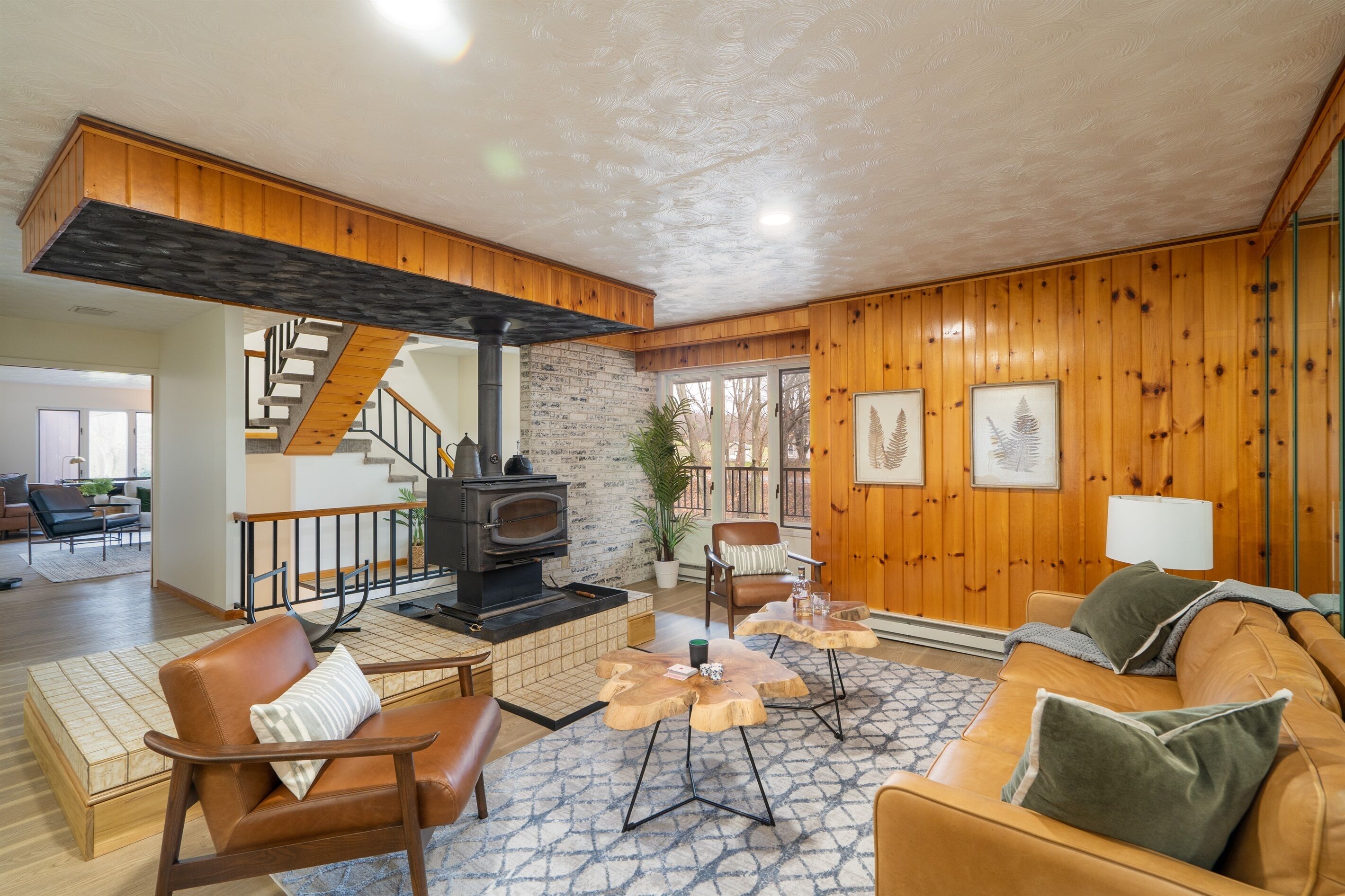 Smart-TV, Kamin, Tischtennisplatte, Bücher