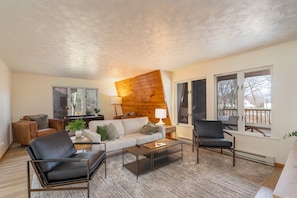 Smart TV, fireplace, ping pong, books