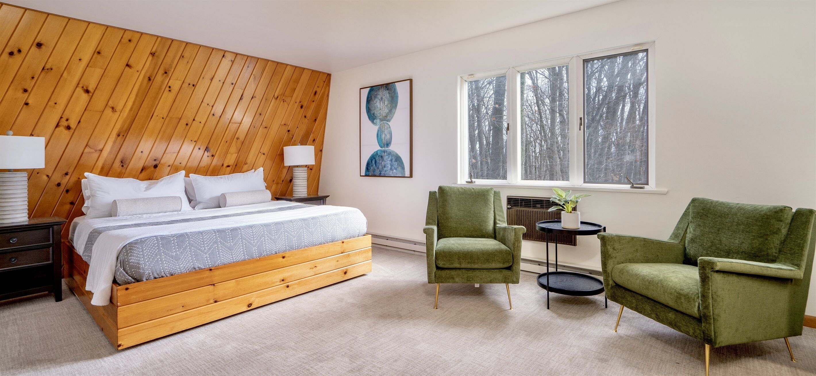 4 soverom, skrivebord, strykejern/-brett og reiseseng for barn