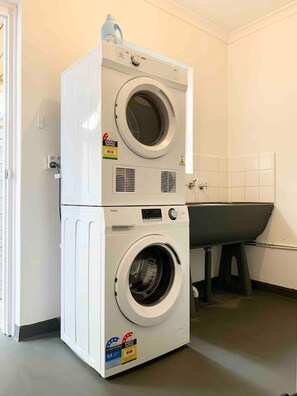 Apartment | 2 bedrooms - Dishwasher A C Dryer Campbelltown Courtyard North (Campbelltown)