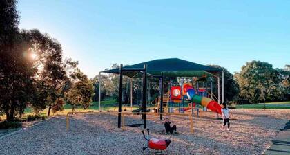 3BR 2 BTH No Stairs Aircon Big Athelstone Home