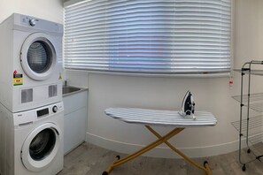 Apartment - 3BR Unit Free Park Wifi Campbelltown (Campbelltown)