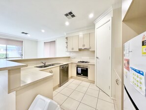 3 bedrooms - No Stairs 2 Bathrms Garage Richmond Residence 1 (Richmond)