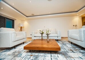 Penthouse Khas, pemandangan kebun | Kamar mandi | Handuk dan tisu toilet