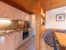 Casa | Cozinha privada | Chaleira elétrica, torradeira, cadeirão de bebê