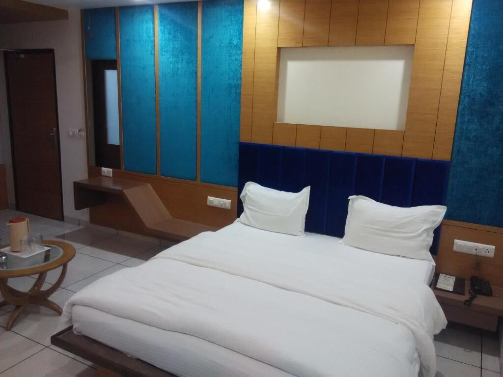 Gold King Bed | Free WiFi