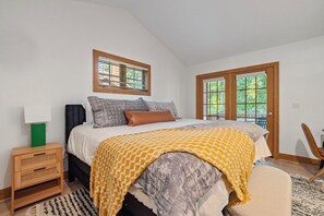 2 bedrooms, desk, iron/ironing board, free WiFi - Remodeled | Game Room | gas Fireplace | Walking Distance to the Slopes! (Boyne Falls)