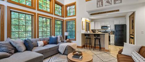 Smart TV, chimenea, futbolito, mesa de ping pong