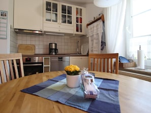 Maison | Cuisine privée | Bouilloire électrique, grille-pain, chaise haute