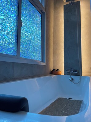 Towels, soap, shampoo, toilet paper