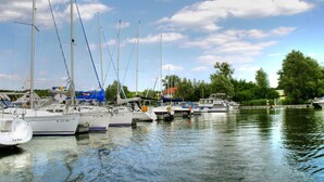 Ein Yachthafen mit mehreren Segelbooten.