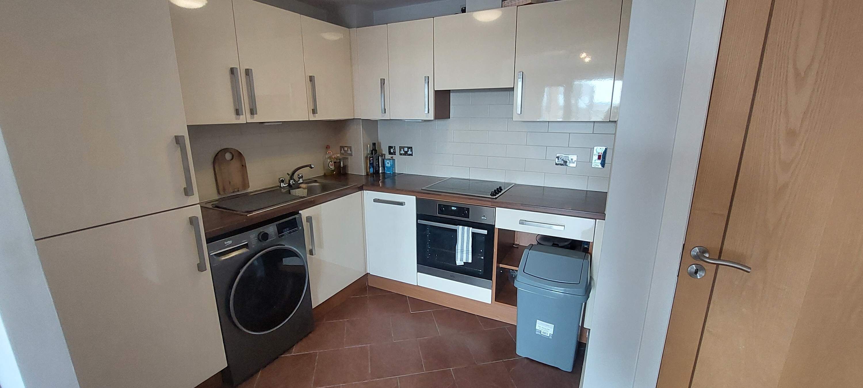 Coffee/tea maker, fridge, oven, dishwasher