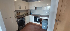 Réfrigérateur, four, lave-vaisselle, cafetière/bouilloire