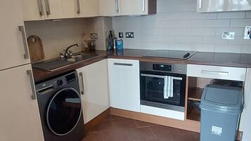 Fridge, oven, dishwasher, coffee/tea maker