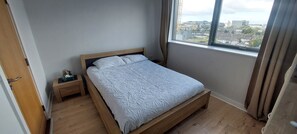 2 多间卧室、上网接入、床单