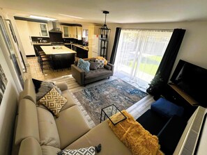 TV - Luxury 3-Bed Ilford Modern Comfort & Elegance (Greater London)