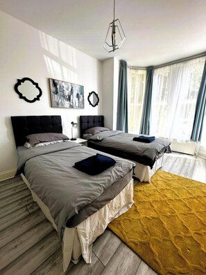3 bedrooms, iron/ironing board, Internet, bed sheets - Luxury 3-Bed Ilford Modern Comfort & Elegance (Greater London)