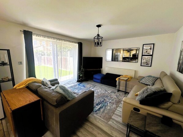 TV - Luxury 3-Bed Ilford Modern Comfort & Elegance (Greater London)