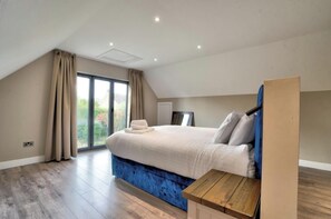 5 bedrooms, iron/ironing board, internet, bed sheets - Stunning large house in Green Dunmow (Felsted)