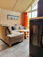Una sala de estar acogedora con un sofá, una mesa de centro y una chimenea.